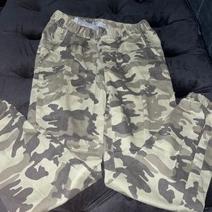 CAMOUFLAGE joggers. Size L. BOYS